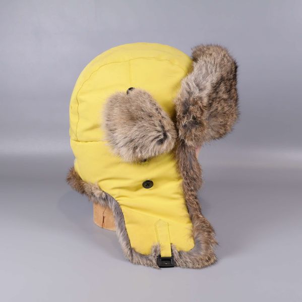 Gul vintermössa från sidan, fuskpäls längs kanterna