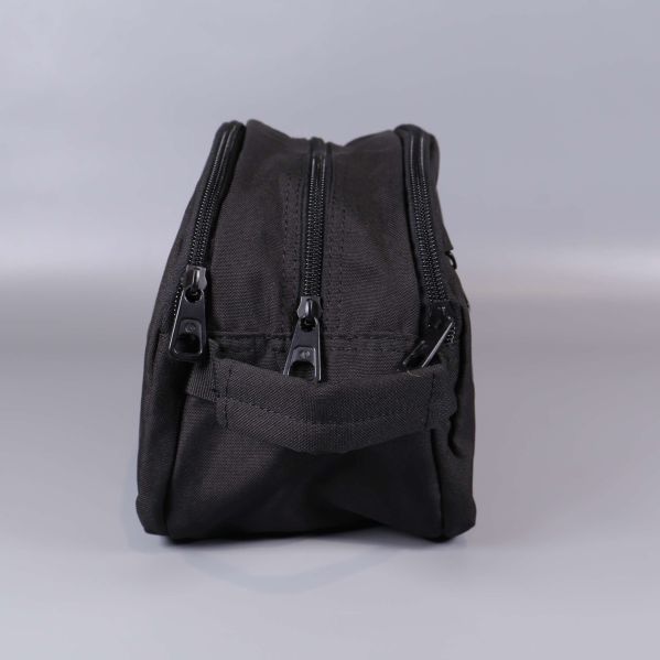 Necessär sedd från sidan med två dragkedjor och handtag