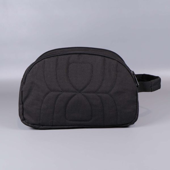 Necessärens baksida med sydda detaljer och slät yta