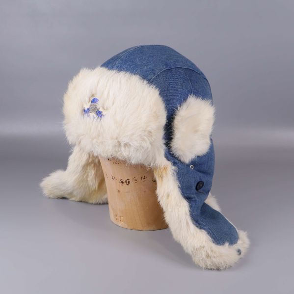 Blå denim vintermössa med ljust fuskpälsfoder och öronlappar