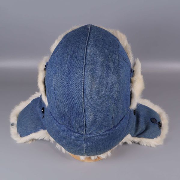 Ovansidan av denim vintermössa med synliga sömmar och fuskpäls