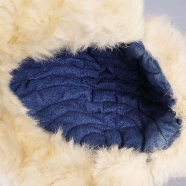 Invändigt quiltat blått tyg på vintermössan med fuskpälskant