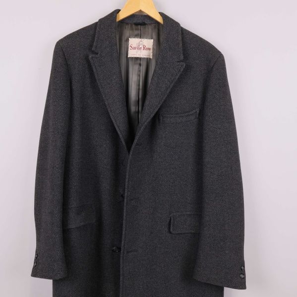 Närbild på rockens bröstparti och krage