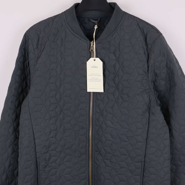 Närbild på framsidan av jacka med struktur