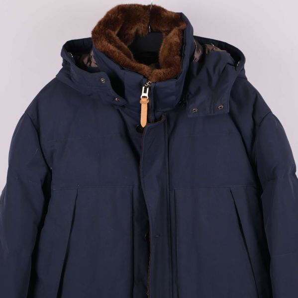 Närbild på jackans övre del med brun foderkrage