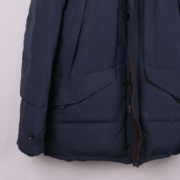 Jackans nedre vänstra del med fickor och knappar