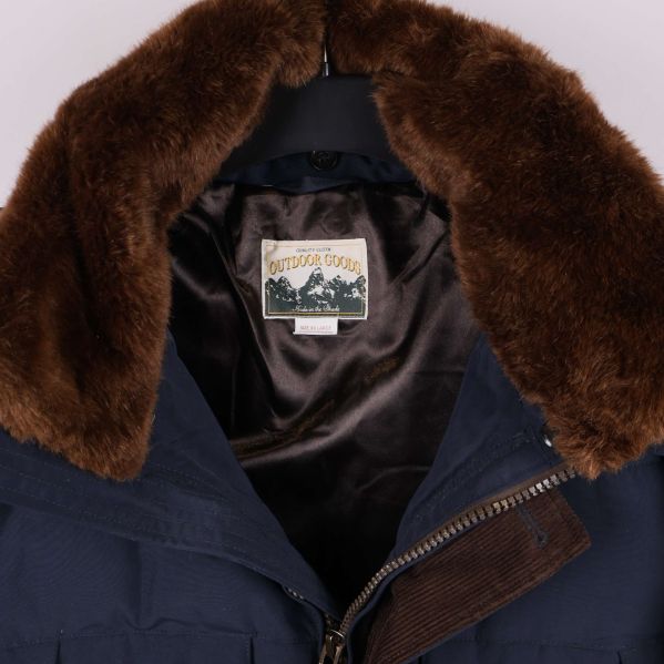 Närbild på jackans insida med etiketten Outdoor Casual