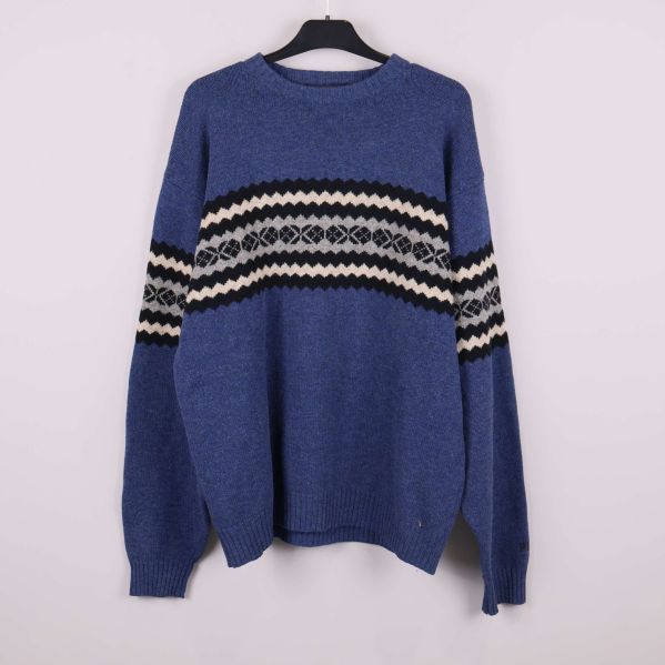 Blå stickad tröja med vitt och svart mönster framifrån