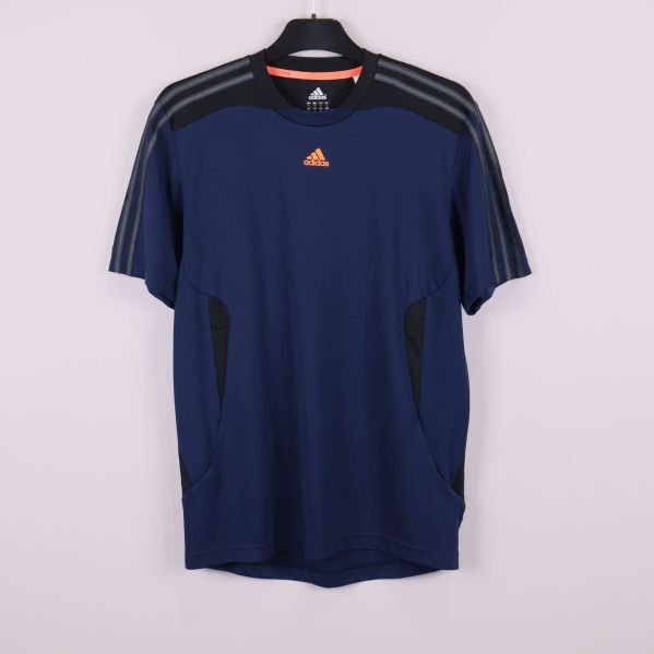 Mörkblå träningströja med svarta detaljer framifrån