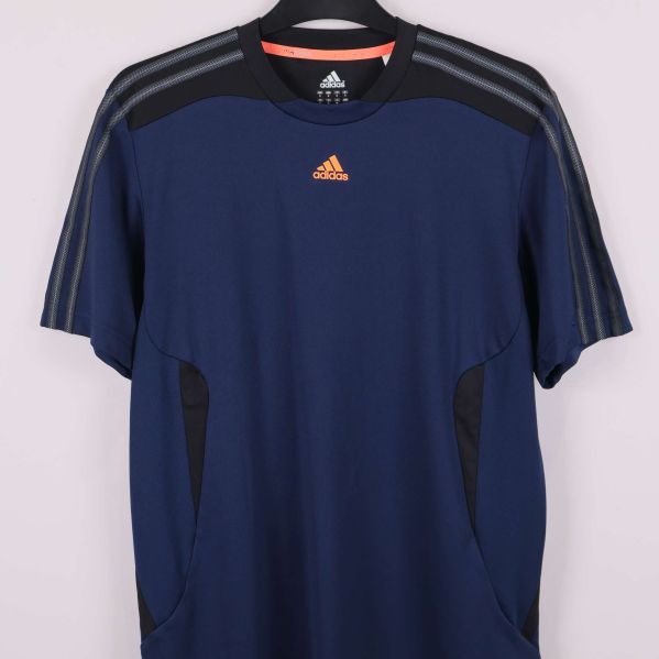 Detaljerad bild av framsida och axelpartier med ränder