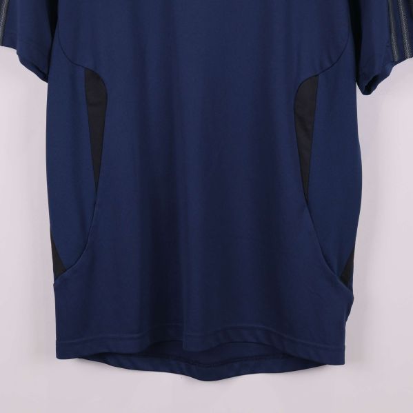 Nedre delen av tröjan med fickdetaljer och runda former