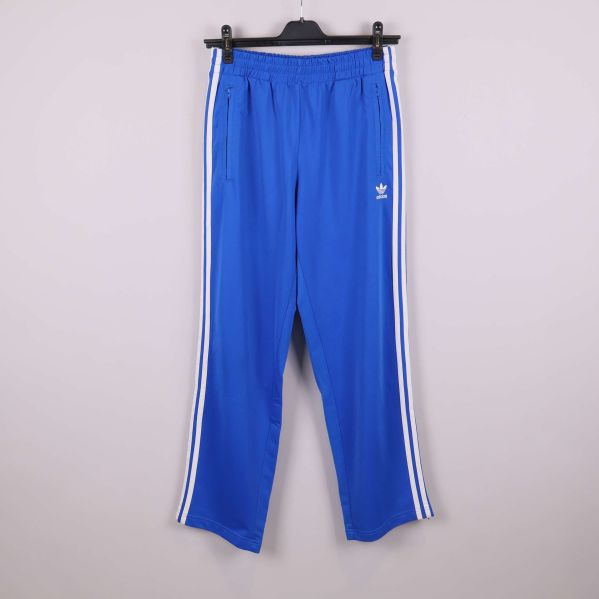 Blå träningsbyxa med vita ränder framifrån