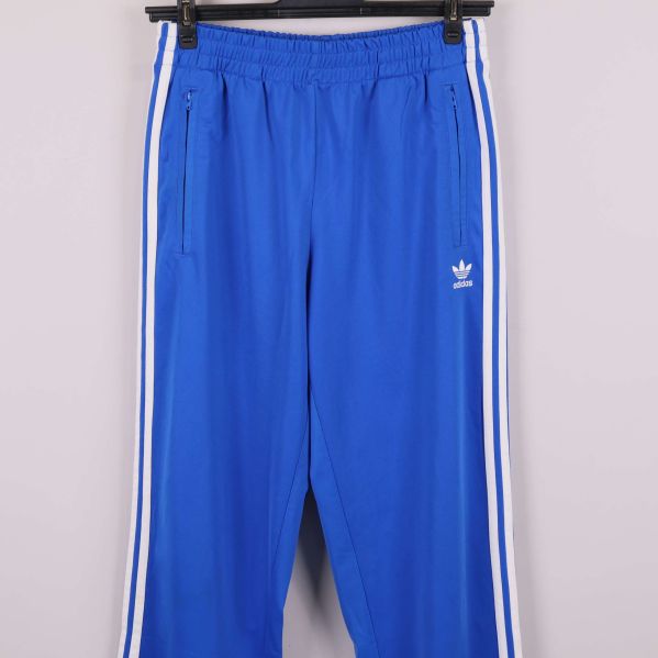 Närbild på fickor och midjan på träningsbyxa