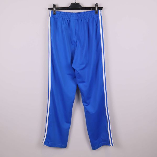 Blå träningsbyxa med vita ränder bakifrån