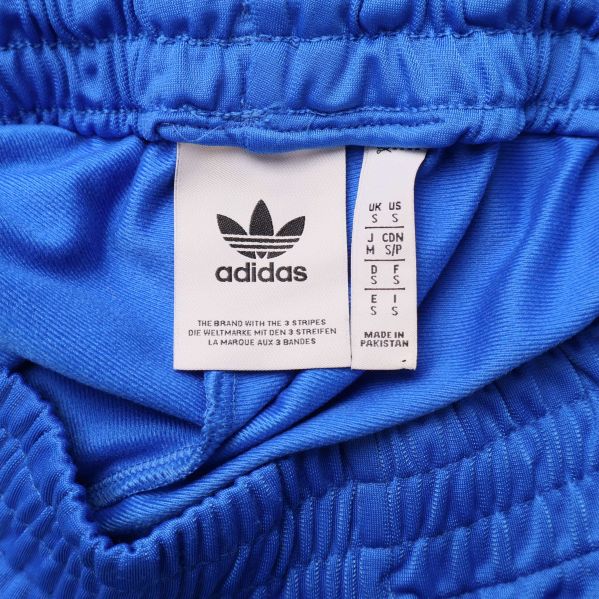 Adidas-logga och storleksetikett i midjan