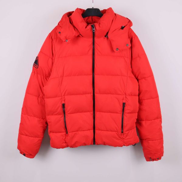 Röd vadderad jacka med huva upphängd på galge