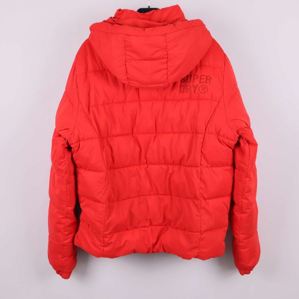 Baksidan av röd vadderad jacka med Superdry-logga