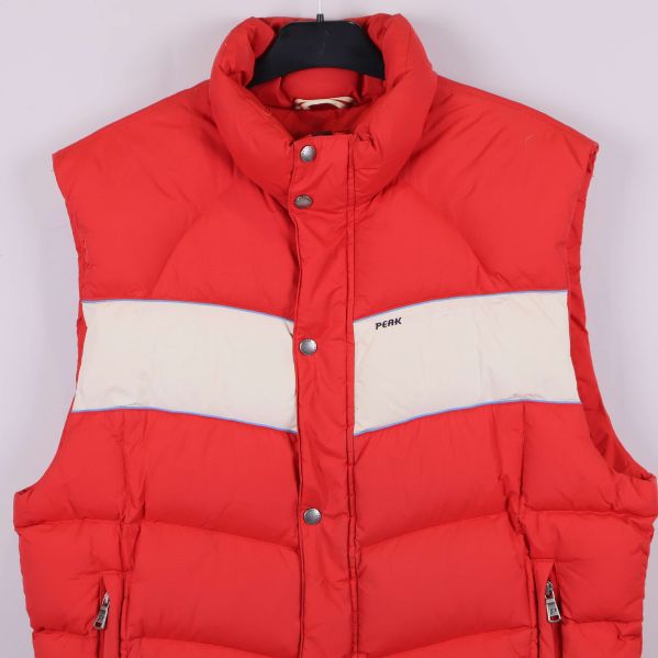 Halvnärbild på väst med vit panel och tryckknappar