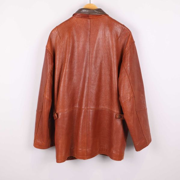 Baksidan av läderjackan