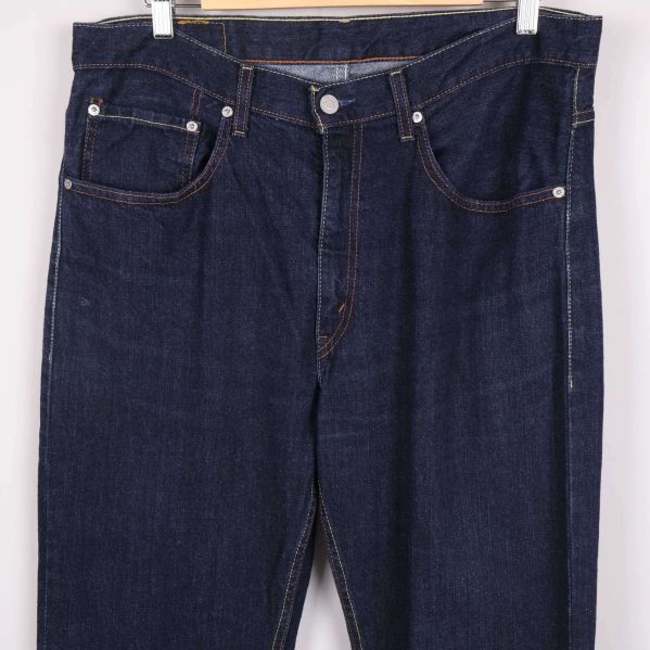 Framfickor och nitar i närbild