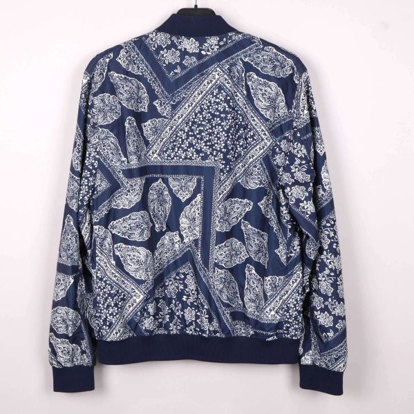 Paisleymönstrad bomberjacka bak