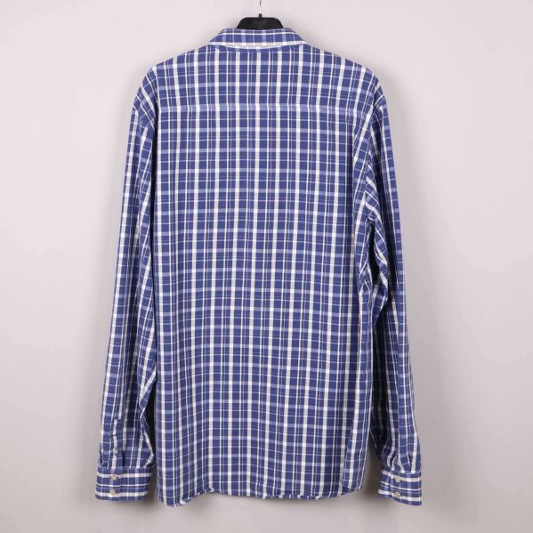 Blårutig skjorta bakifrån