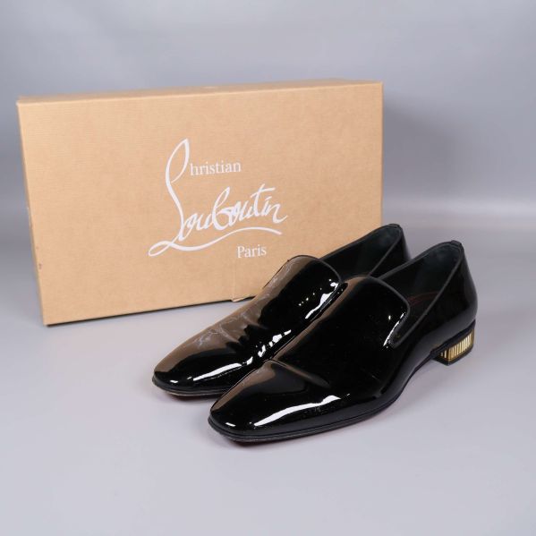 Svarta lackloafers från Christian Louboutin med skokartong