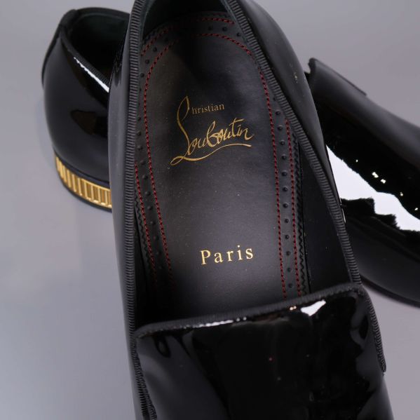 Insida av loafer med Christian Louboutin-logotyp i guld