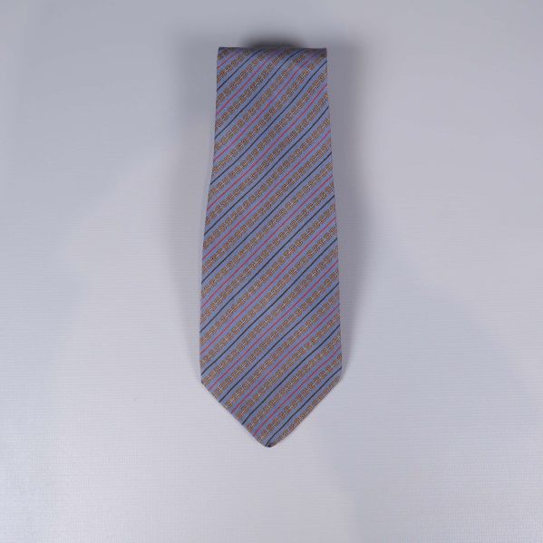 Slips i blått med diagonal kedjerandig design utlagd rakt