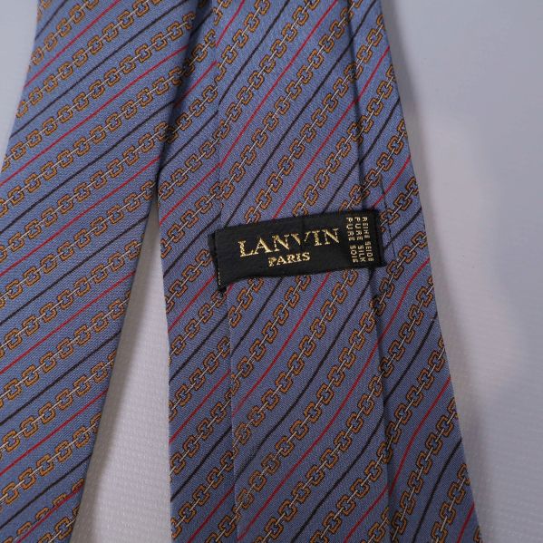 Närbild på Lanvin Paris-svart etikett på slips