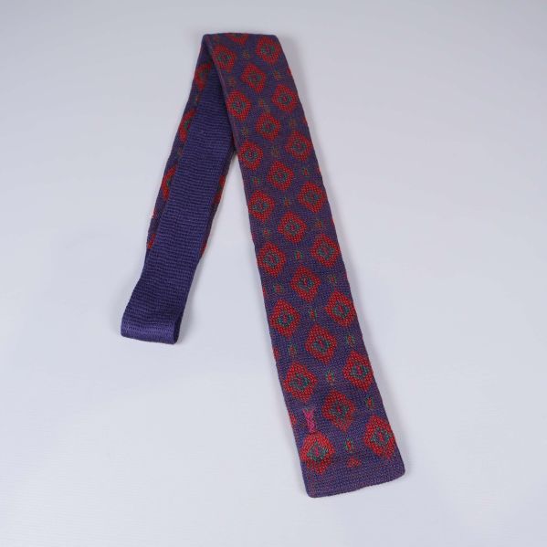 Helbild av lång smal stickad slips 