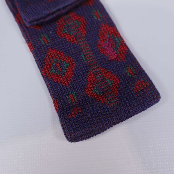 Närbild på stickad slips med dekorativ kant
