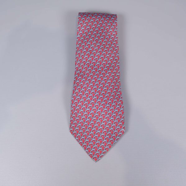 Framsida av grafisk Hermès-slips i rött och blått