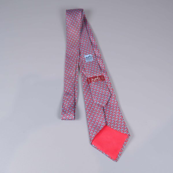 Hermès-slips bakifrån visar etiketter och röd baksida