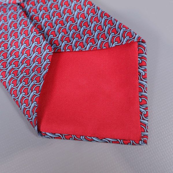 Röd insida på Hermès-slipsens spets i närbild