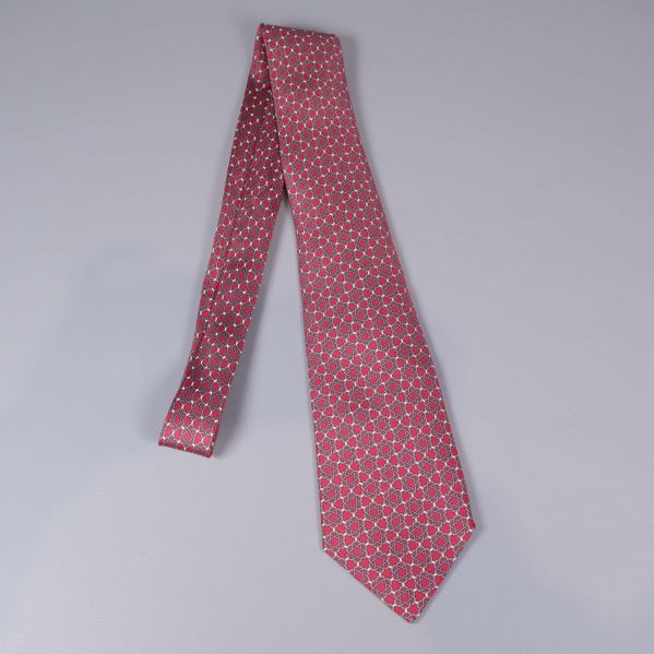 Röd slips med grafiskt mönster i sin helhet