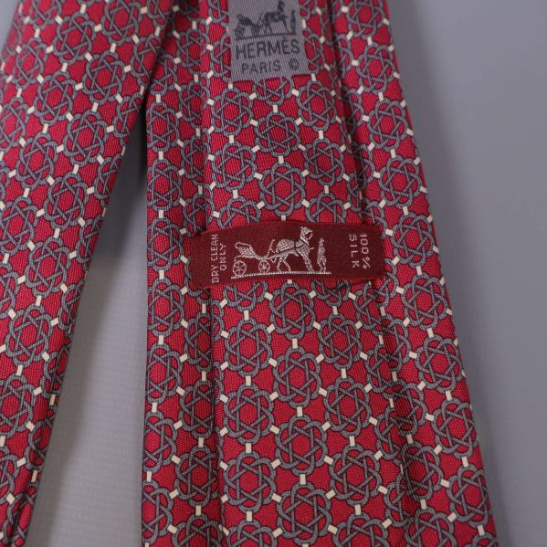 Närbild på Hermès Paris-etikett samt materialetikett