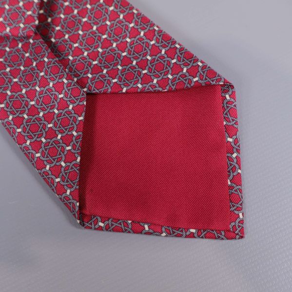 Närbild på spetsen av röd mönstrad slips