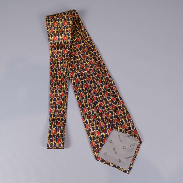 Slipsens baksida med Fendi-text och märkning