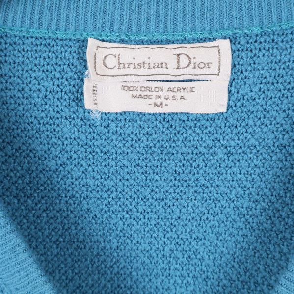 Närbild på Christian Dior-etikett i halsringning