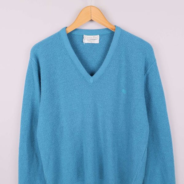 Närbild på tröjans överdel och V-ringning