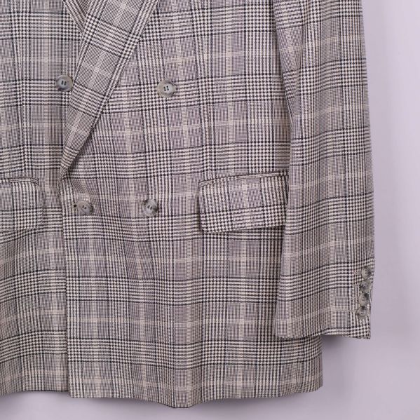 Fickor och knappar på dubbelknäppt rutig kavaj