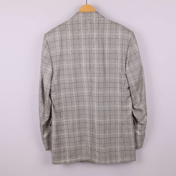 Baksidan av rutig dubbelknäppt kavaj 