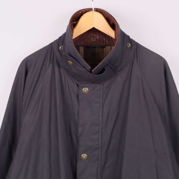 Närbild av krage med läderdetalj och snygg knäppning på rock