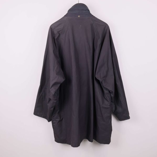 Baksida på mörk rock med avslappnad passform