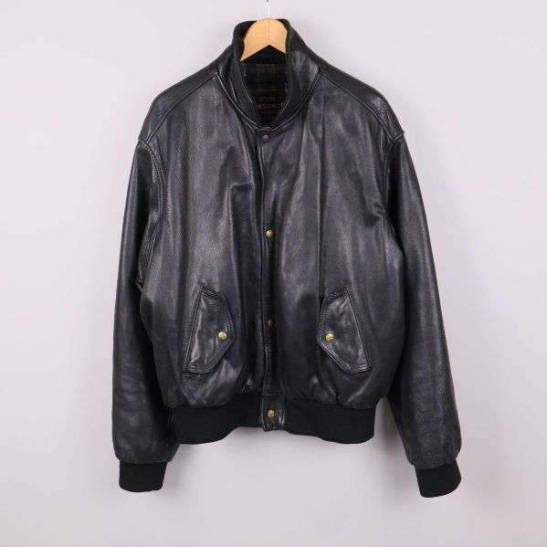 Svart läderjacka framifrån