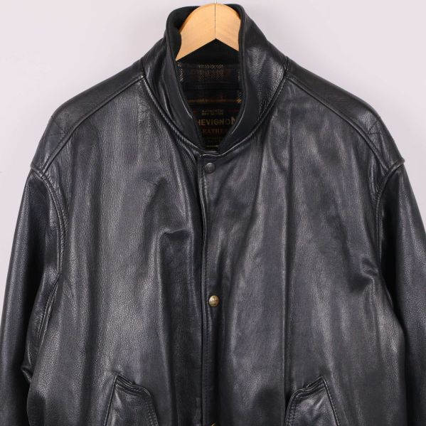 Närbild på läderjackans överdel och krage