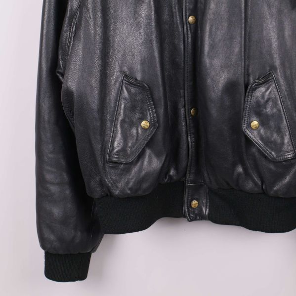 Närbild på jackans fickor med tryckknappar