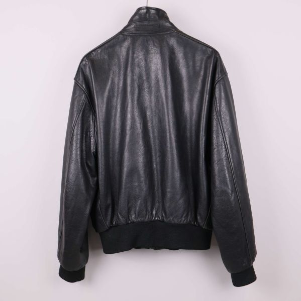 Svart läderjacka fotograferad bakifrån