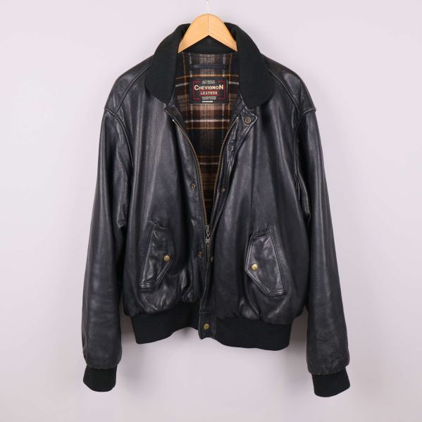 Läderjacka med rutigt innerfoder synligt